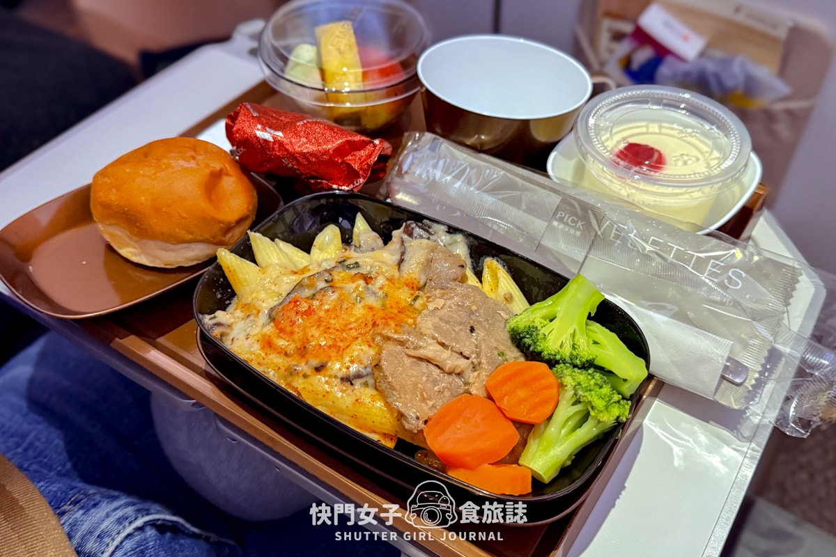 【星宇航空飛機餐開箱】日本飛台灣 x 豬肉義大利麵 x 麻油雞飯 x 機上特調酒
