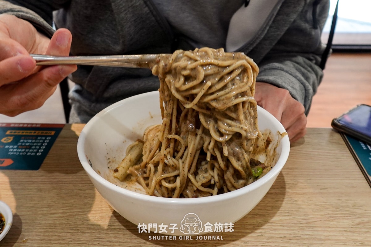 【新北 三重區】九初 x 流心脆皮煎餃 x 韭菜鮮肉 x 蜂蜜芥末煎餃 x 雙醬麵 - 第28張圖 【新北 三重區】九初 x 流心脆皮煎餃 x 韭菜鮮肉 x 蜂蜜芥末煎餃 x 雙醬麵
