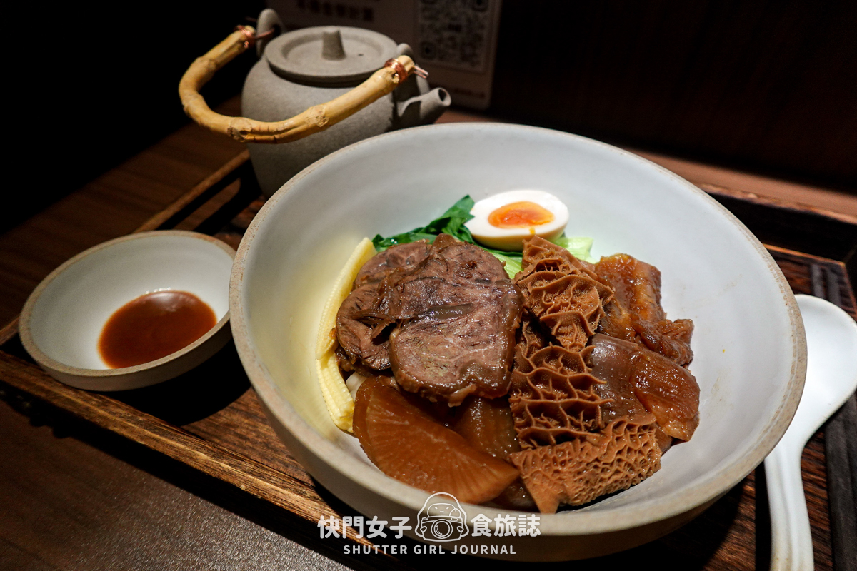 【台北 內湖區】百味麵坊 頂級牛肉麵 x 一麵兩吃 x 清燉牛三寶麵