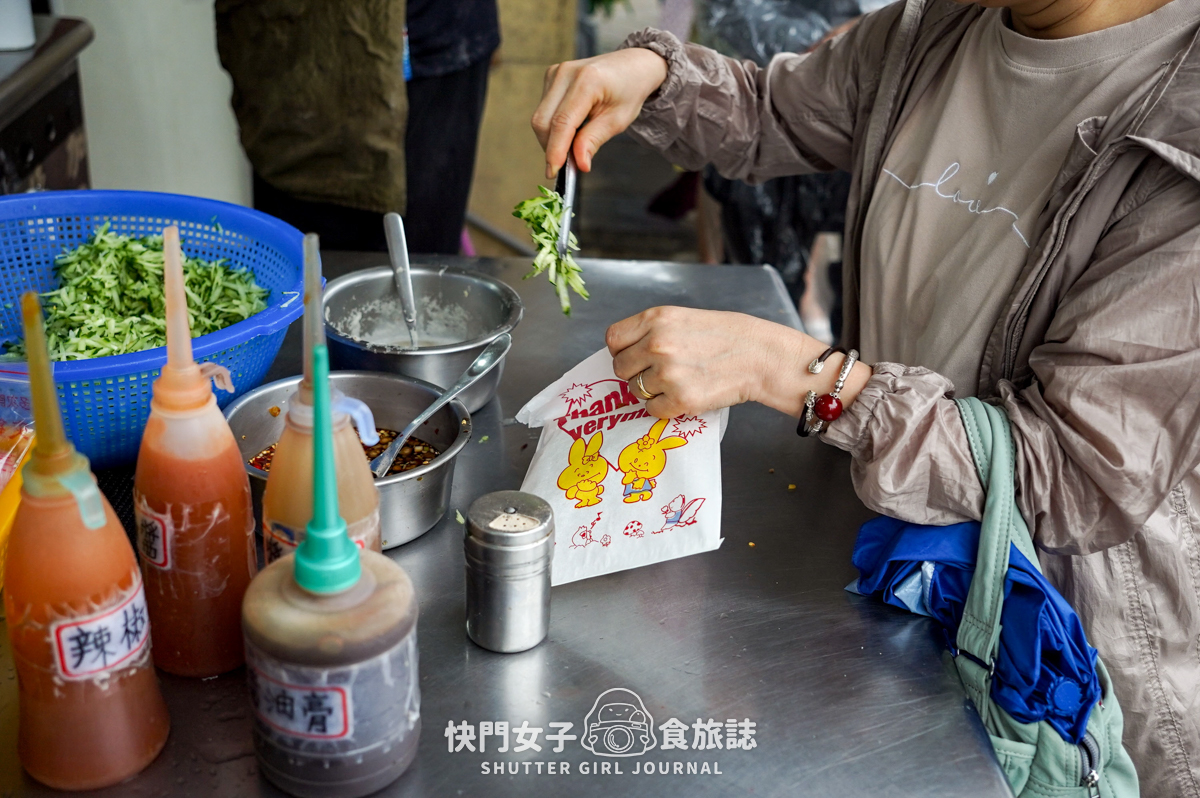 【澎湖 】遊局口蔥油餅 x 馬公熱門排隊美食 x 超酥脆小黃瓜起司蔥油餅 - 第11張圖 【澎湖 】遊局口蔥油餅 x 馬公熱門排隊美食 x 超酥脆小黃瓜起司蔥油餅