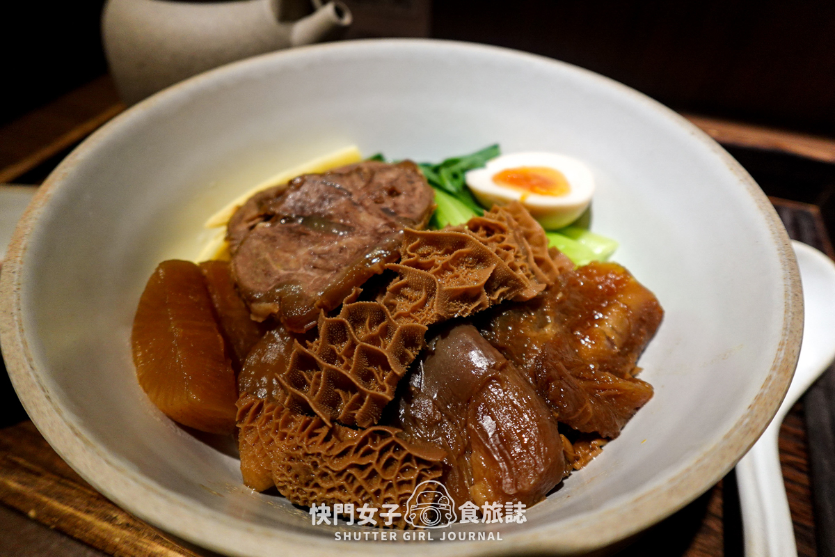 【台北 內湖區】百味麵坊 頂級牛肉麵 x 一麵兩吃 x 清燉牛三寶麵