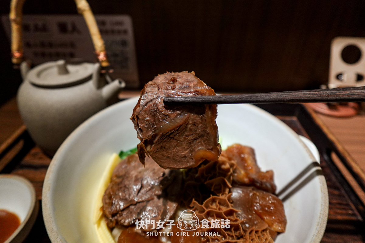 【台北 內湖區】百味麵坊 頂級牛肉麵 x 一麵兩吃 x 清燉牛三寶麵