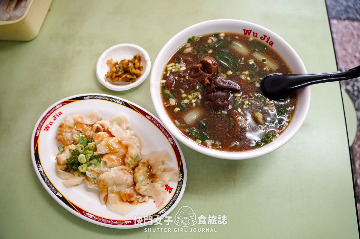 【台北 北投區】吳家牛肉麵店 x 北投人氣排隊名店 x 牛三寶 x 鮮蝦餛飩