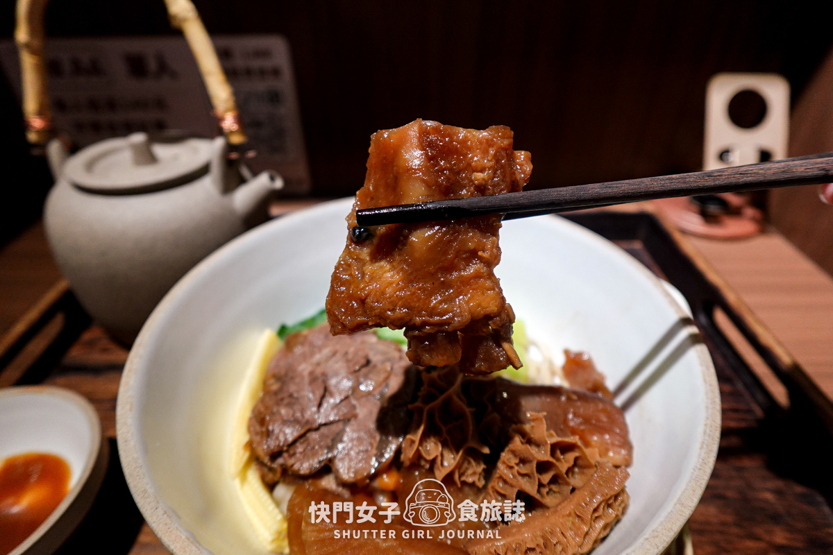 【台北 內湖區】百味麵坊 頂級牛肉麵 x 一麵兩吃 x 清燉牛三寶麵