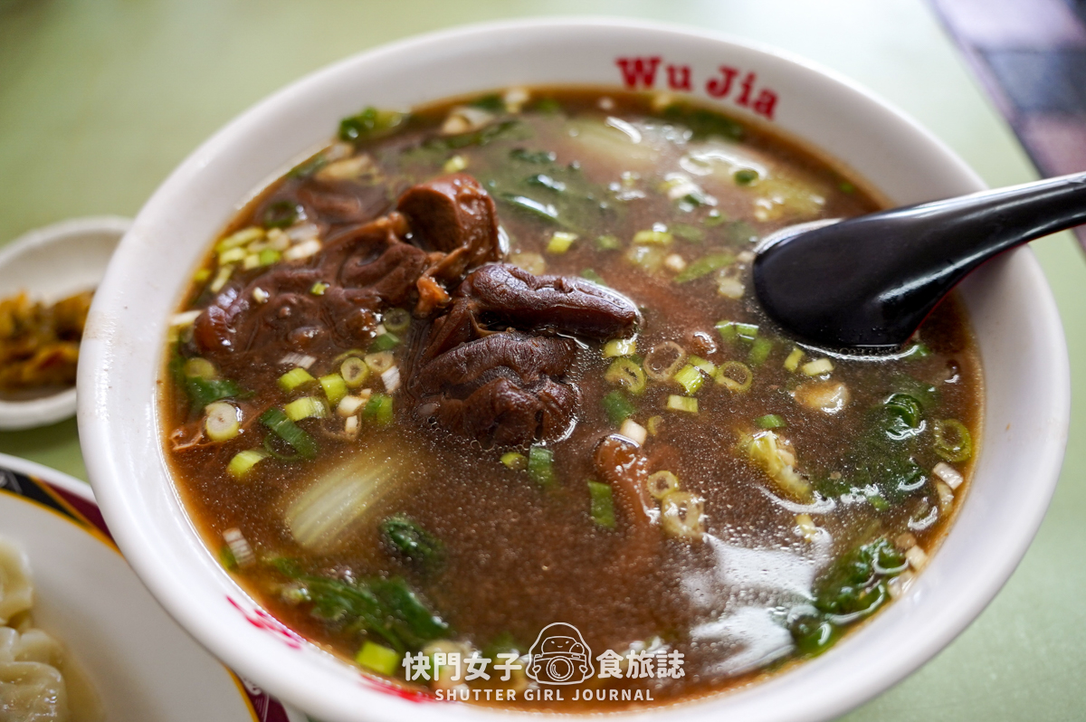 【台北 北投區】吳家牛肉麵店 x 北投人氣排隊名店 x 牛三寶 x 鮮蝦餛飩