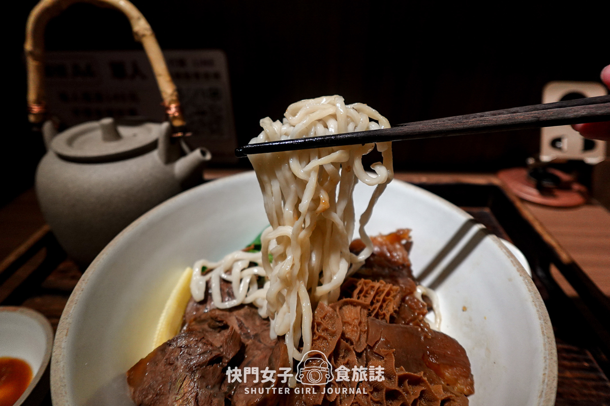 【台北 內湖區】百味麵坊 頂級牛肉麵 x 一麵兩吃 x 清燉牛三寶麵