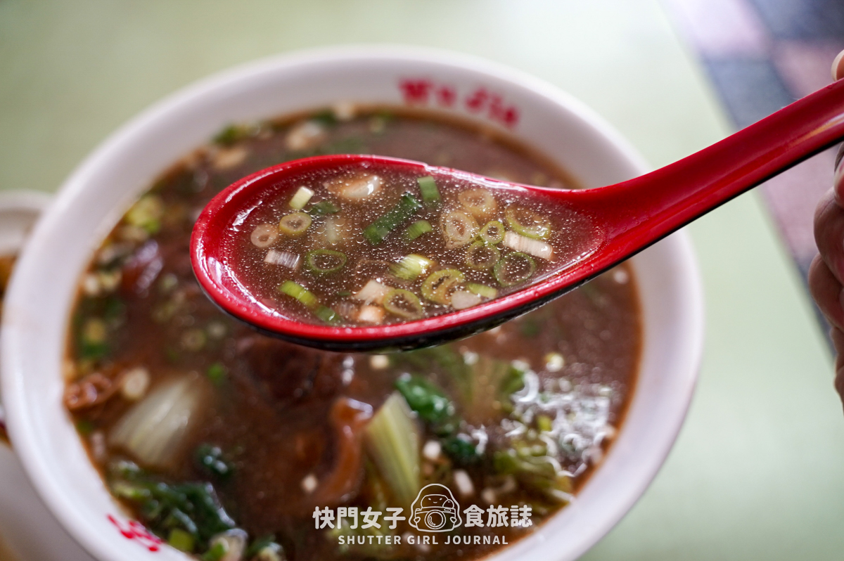 【台北 北投區】吳家牛肉麵店 x 北投人氣排隊名店 x 牛三寶 x 鮮蝦餛飩