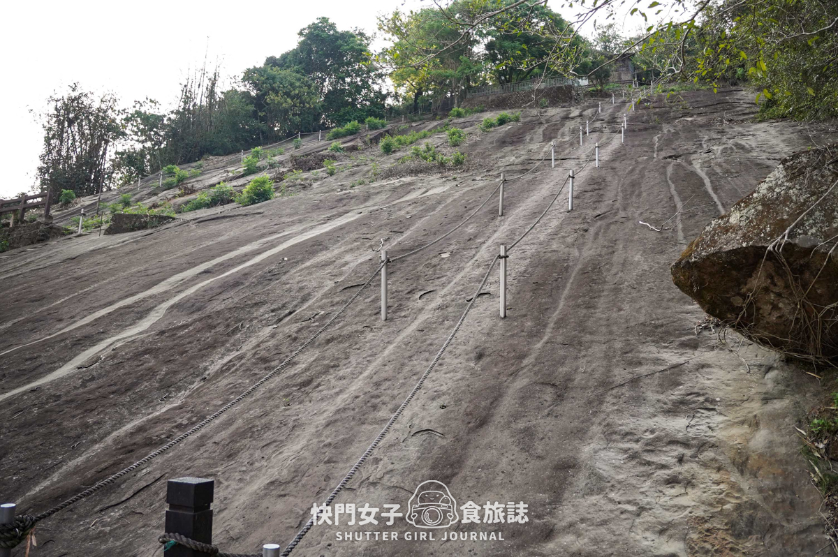 【雲林 古坑鄉】峭壁雄風 x 持明寺旁的迷你攀岩場 x 45度傾斜石壁
