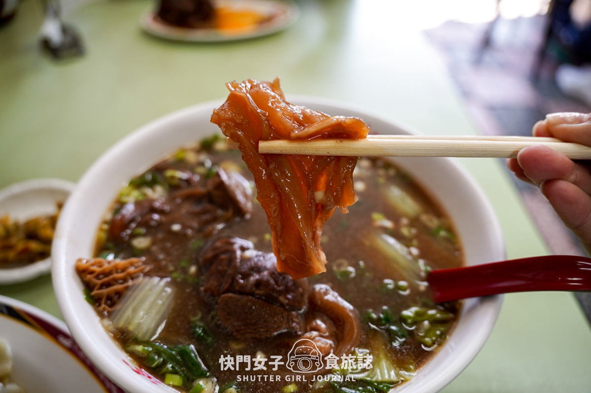 【台北 北投區】吳家牛肉麵店 x 北投人氣排隊名店 x 牛三寶 x 鮮蝦餛飩