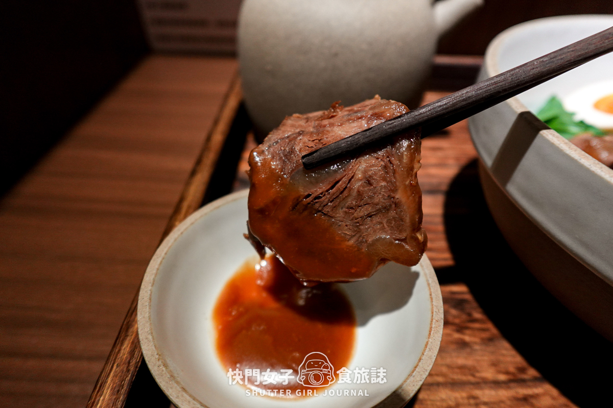 【台北 內湖區】百味麵坊 頂級牛肉麵 x 一麵兩吃 x 清燉牛三寶麵