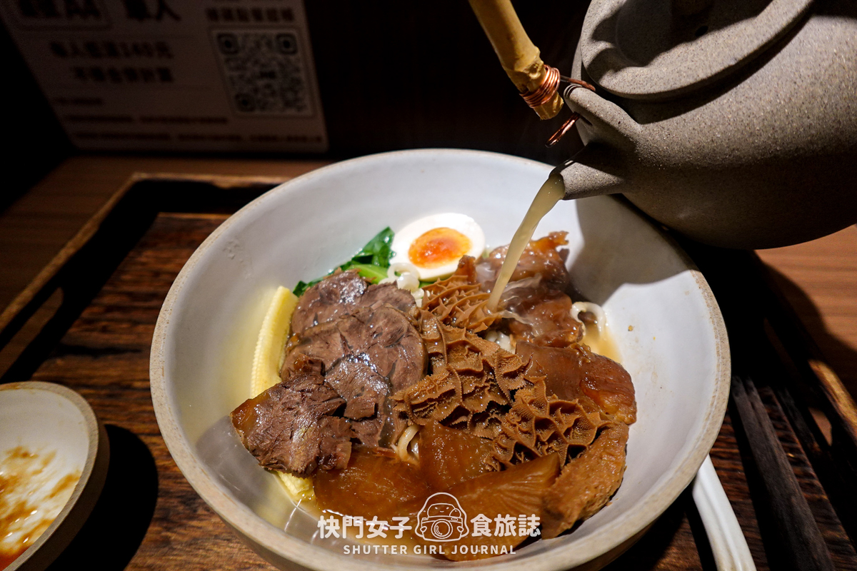 【台北 內湖區】百味麵坊 頂級牛肉麵 x 一麵兩吃 x 清燉牛三寶麵