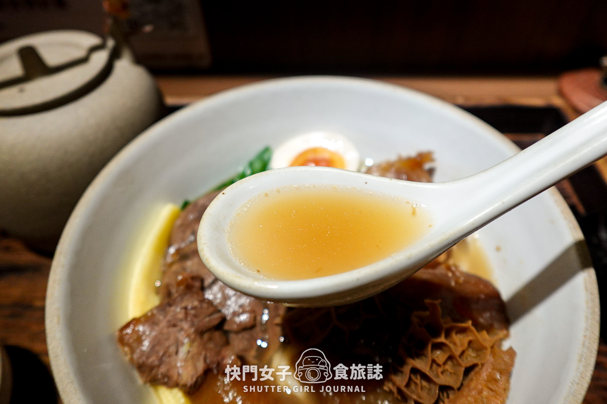 【台北 內湖區】百味麵坊 頂級牛肉麵 x 一麵兩吃 x 清燉牛三寶麵