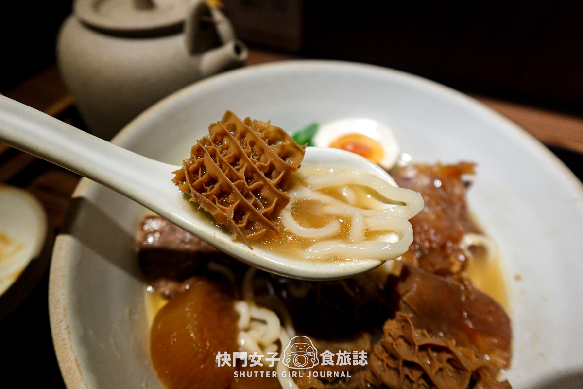 【台北 內湖區】百味麵坊 頂級牛肉麵 x 一麵兩吃 x 清燉牛三寶麵