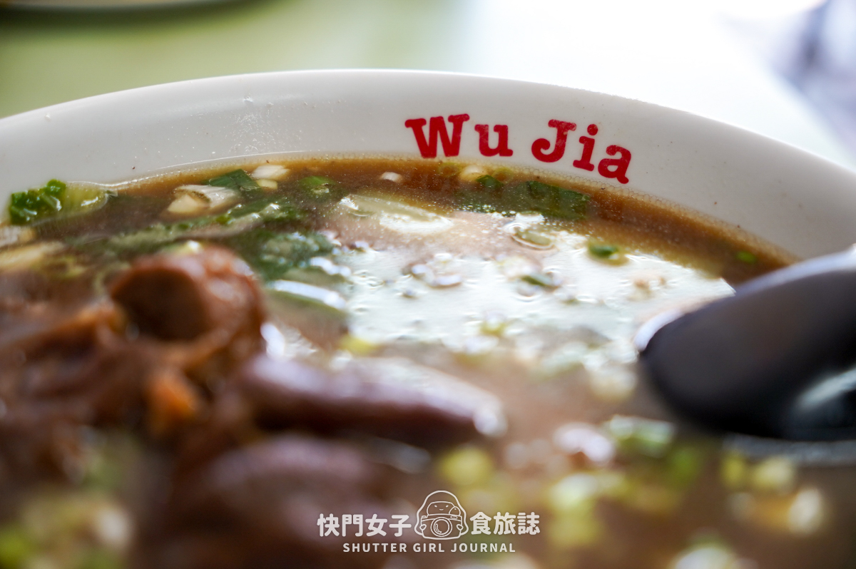 【台北 北投區】吳家牛肉麵店 x 北投人氣排隊名店 x 牛三寶 x 鮮蝦餛飩