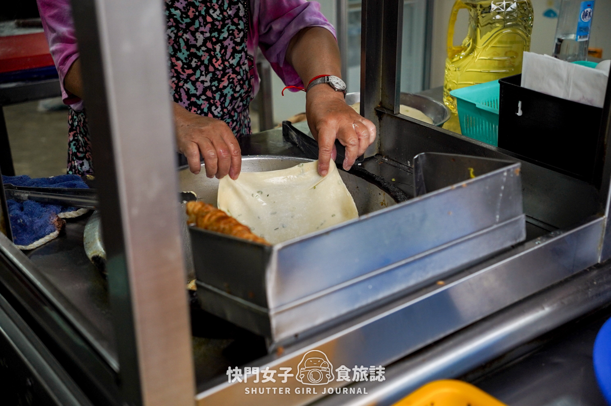 【澎湖 】遊局口蔥油餅 x 馬公熱門排隊美食 x 超酥脆小黃瓜起司蔥油餅 - 第3張圖 【澎湖 】遊局口蔥油餅 x 馬公熱門排隊美食 x 超酥脆小黃瓜起司蔥油餅