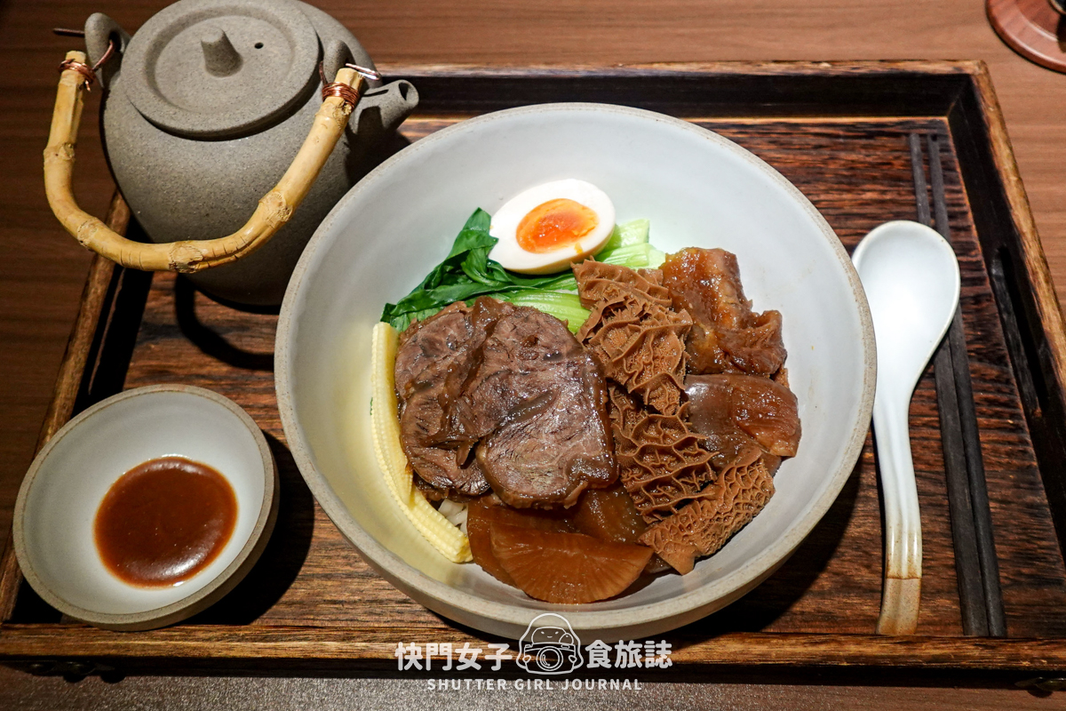 【台北 內湖區】百味麵坊 頂級牛肉麵 x 一麵兩吃 x 清燉牛三寶麵