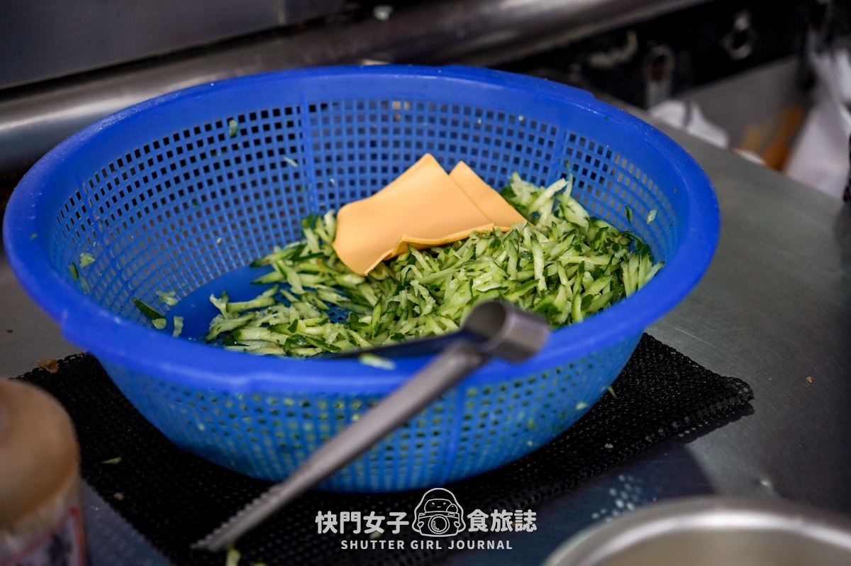 【澎湖 】遊局口蔥油餅 x 馬公熱門排隊美食 x 超酥脆小黃瓜起司蔥油餅 - 第10張圖 【澎湖 】遊局口蔥油餅 x 馬公熱門排隊美食 x 超酥脆小黃瓜起司蔥油餅