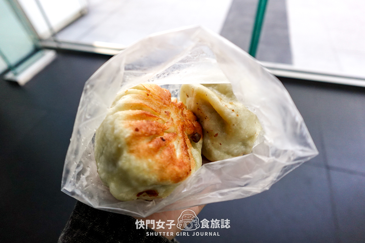 【台北 南港區】傳說水煎包 x 餡料超滿的人氣辣子雞丁煎包 x 鮮肉煎包 x 只販售早上的梅干扣肉包 - 第35張圖 【台北 南港區】傳說水煎包 x 餡料超滿的人氣辣子雞丁煎包 x 鮮肉煎包 x 只販售早上的梅干扣肉包