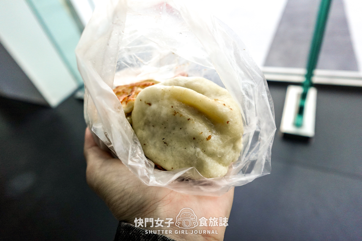 【台北 南港區】傳說水煎包 x 餡料超滿的人氣辣子雞丁煎包 x 鮮肉煎包 x 只販售早上的梅干扣肉包 - 第37張圖 【台北 南港區】傳說水煎包 x 餡料超滿的人氣辣子雞丁煎包 x 鮮肉煎包 x 只販售早上的梅干扣肉包